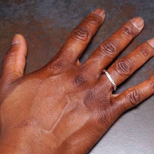 What your rings on your your fingers say about you, wearing a ring on your right hand ring finger means that you are in love. 